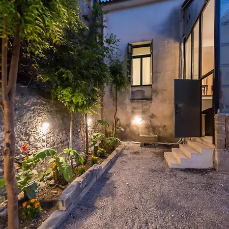 Semesterbostad Aigli Seafront Loft-bespoke Design Gem *