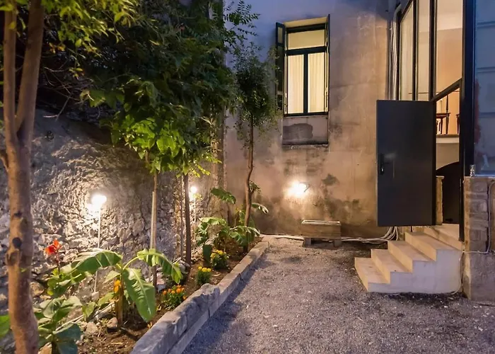 Feriehus Aigli Seafront Loft-bespoke Design Gem *